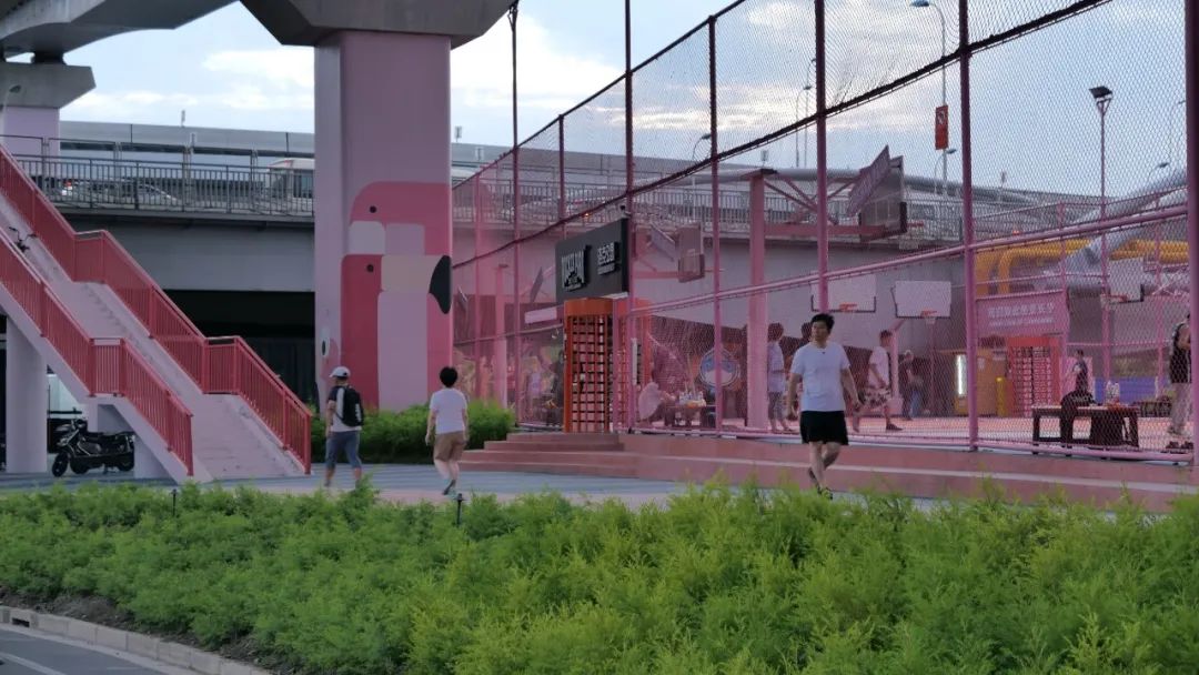 桥下空间这样操作，不错哟！