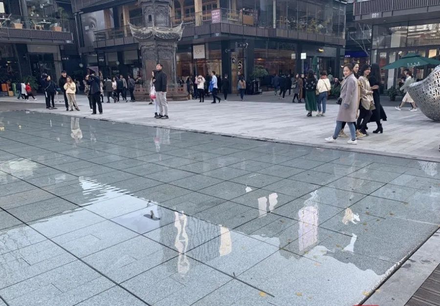 城市公共空间的“陷阱”，为什么设计要“与人为敌”？