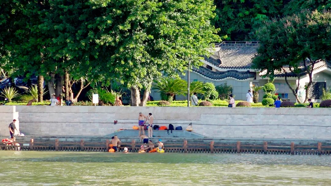 路过广州,船坞之上的“杂院”生活 路过广州,船坞之上的“杂院”生活