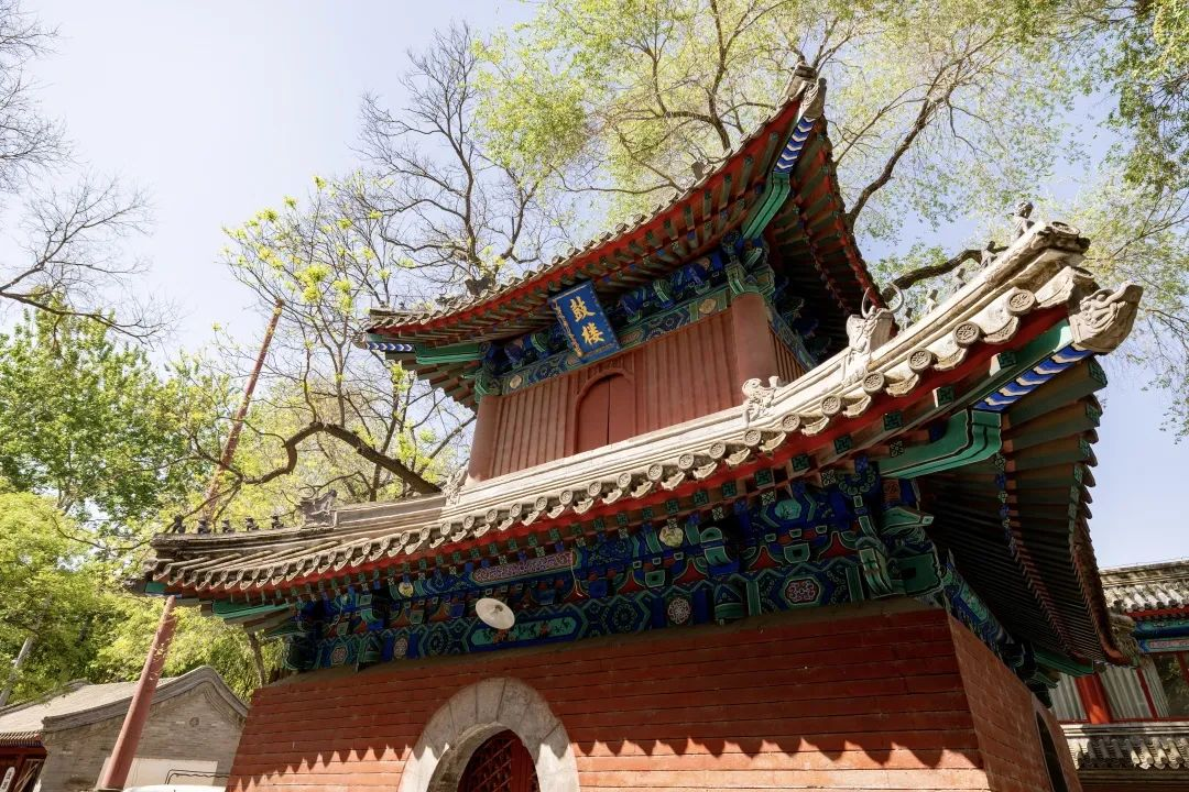 古刹悠悠春意深,这里的寺院书卷气浓 古刹悠悠春意深,这里的寺院书卷气浓