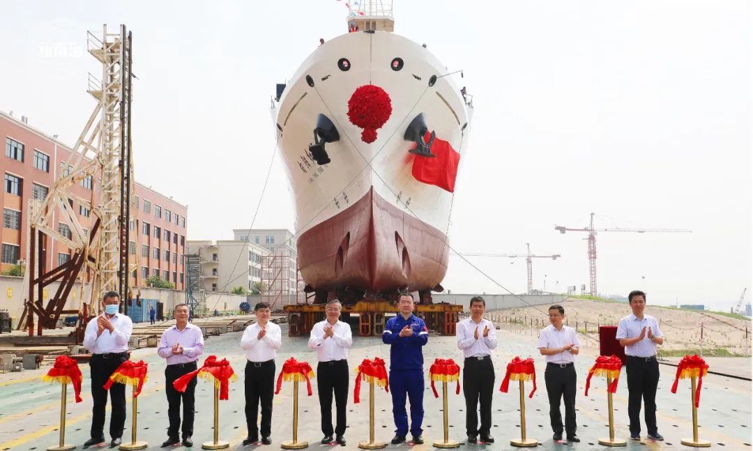 自然资源部南海局3000吨级海洋综合科考船“向阳红05”下水