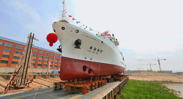 自然资源部南海局3000吨级海洋综合科考船“向阳红05”下水