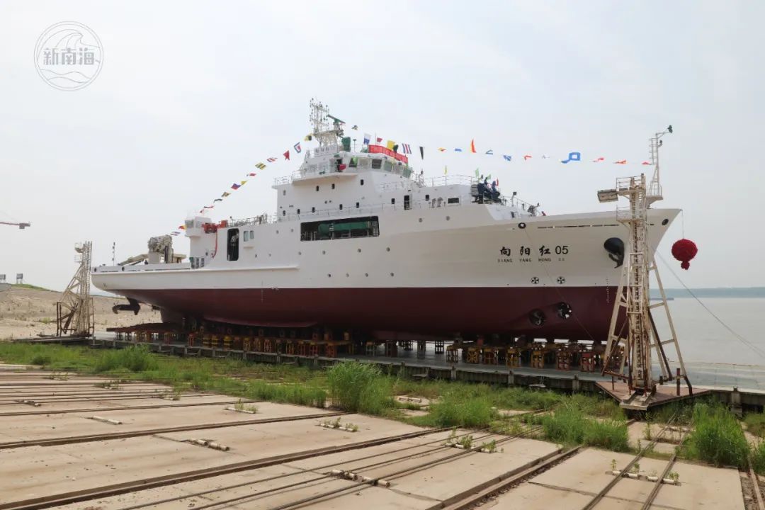 自然资源部南海局3000吨级海洋综合科考船“向阳红05”下水