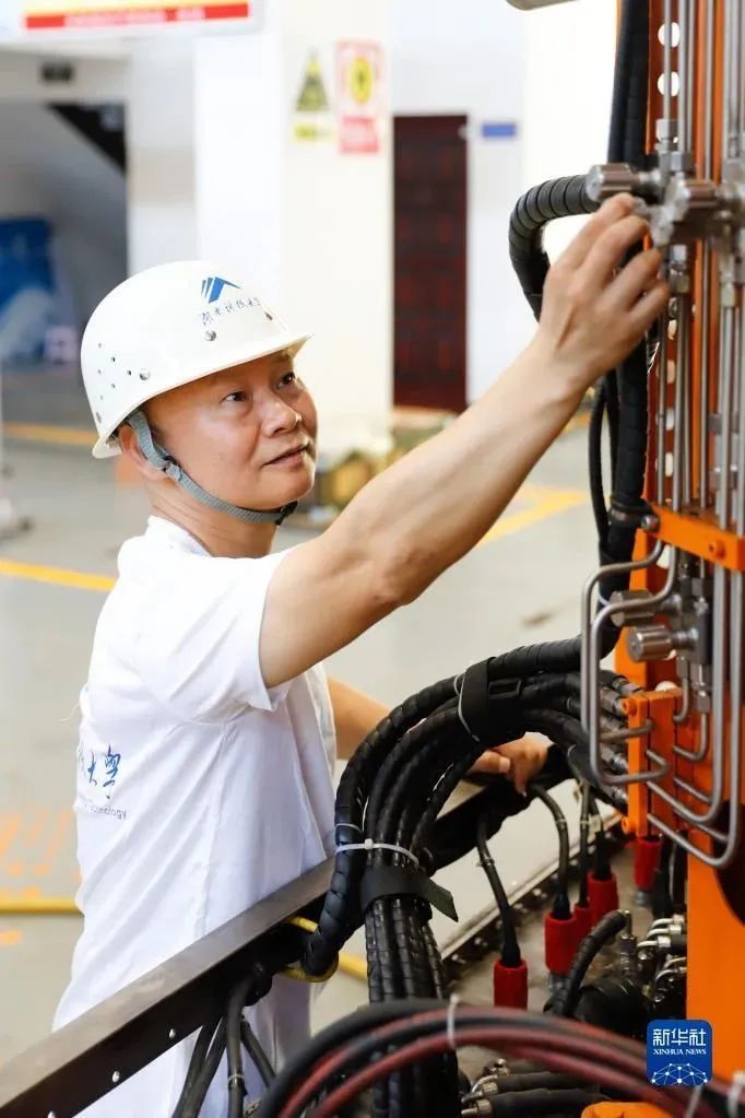 钻下“中国孔”：向海图强！——记湖南科技大学海洋实验室主任万步炎