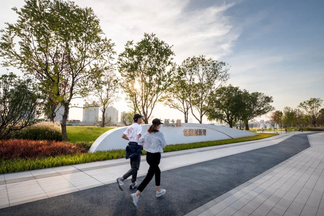 从多个景观设计案例看如何以场地原生大树创作场景