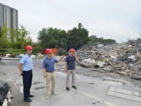 高温慰问送清凉 同心齐力“迎亚运”︱市土地房屋征收中心党员在一线侧记 高温慰问送清凉 同心齐力“迎亚运”︱市土地房屋征收中心党员在一线侧记