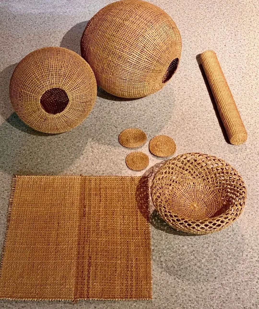 传承千年的黄草编技艺，做成手工凉鞋、包包、圆球灯，太妙了！