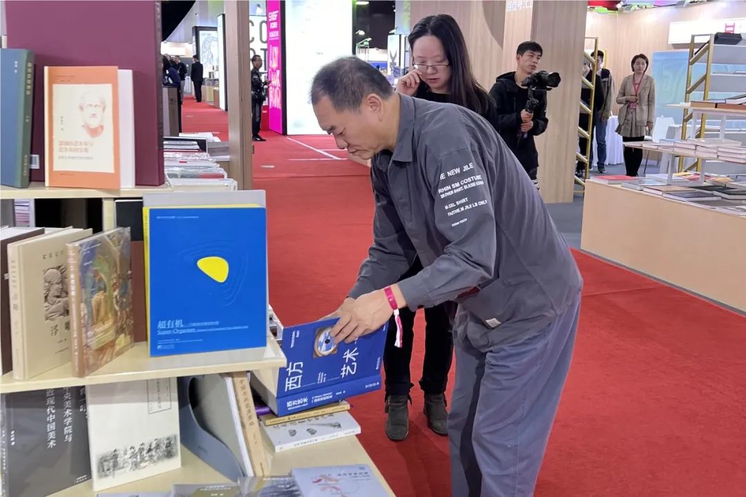 中央美术学院人文学院教师学术著作集体亮相上海国际艺术书展 中央美术学院人文学院教师学术著作集体亮相上海国际艺术书展