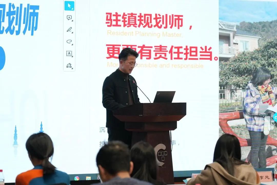 这本沉甸甸的书册，写满了规划师与基层镇街的“双向奔赴” | 我市召开驻镇街规划师总结大会，《杭州市驻镇街规划师服务手记》发布