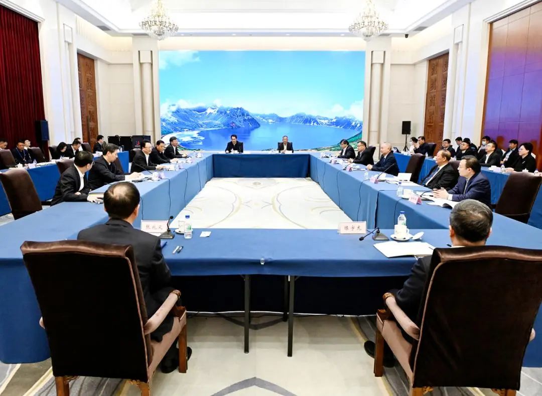 任泽平博士受邀参加吉林特邀专家座谈会