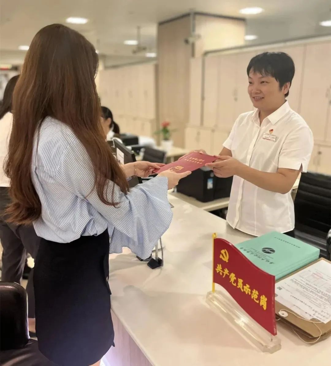 “巾帼建功在窗口”，滨江不动产登记窗口担当奉献获好评