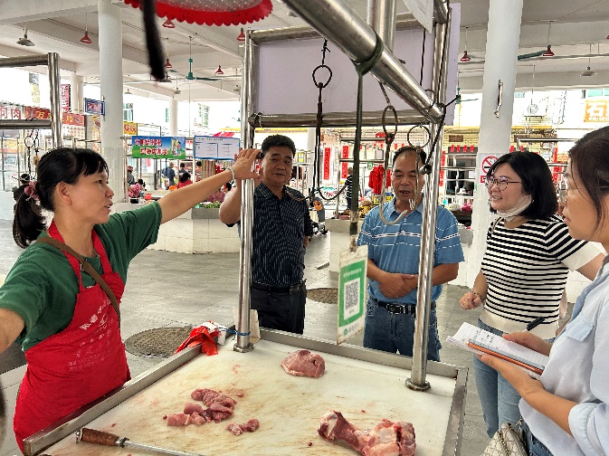 【农贸市场】小猪的一生:从猪圈到餐桌 【农贸市场】小猪的一生:从猪圈到餐桌