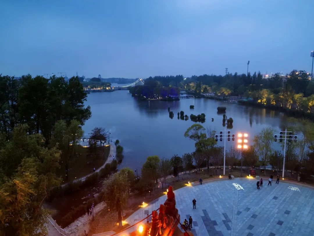 泛舟夜游妫河!东湖公园为长城文化带添色增彩 泛舟夜游妫河!东湖公园为长城文化带添色增彩