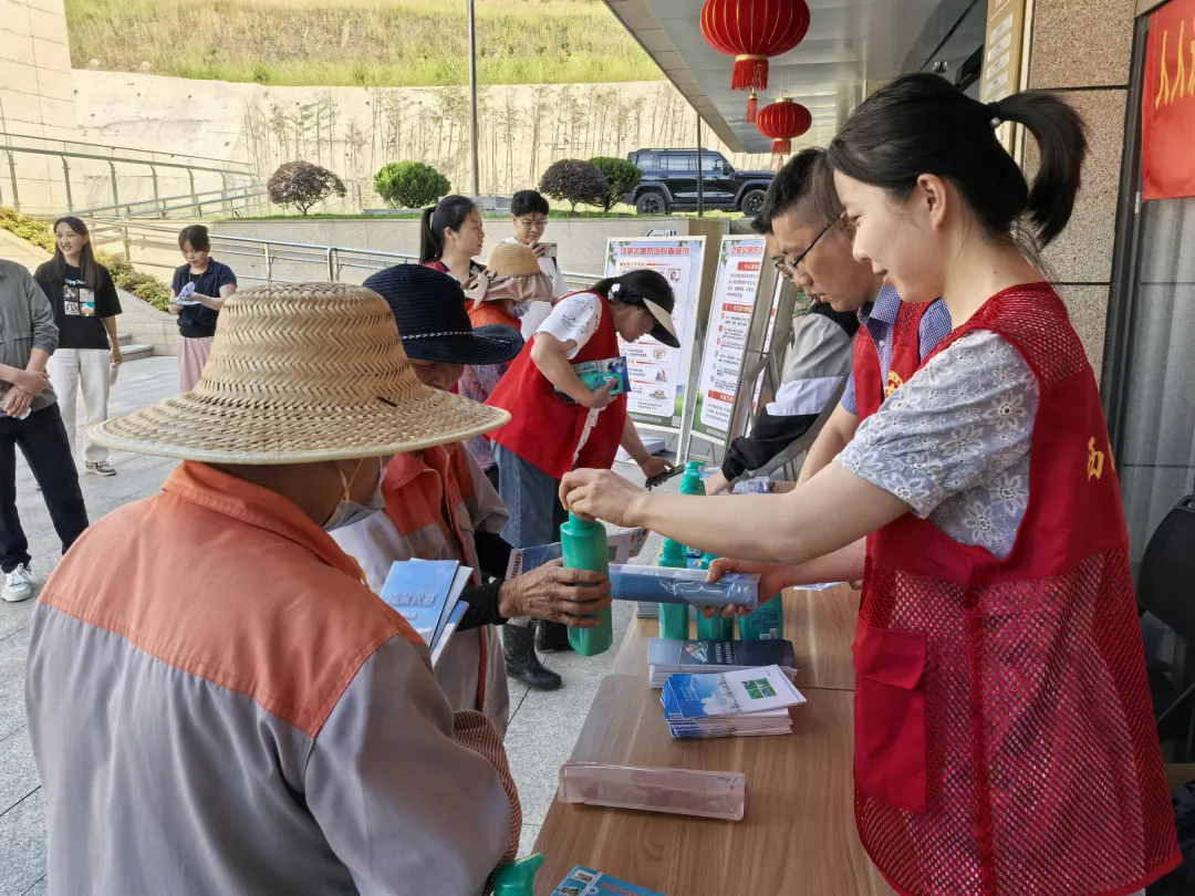 着力防灾减灾能力提升 市规划资源局联合西湖分局开展第23个“安全生产月”暨地质灾害防治知识进社区文化礼堂宣传活动