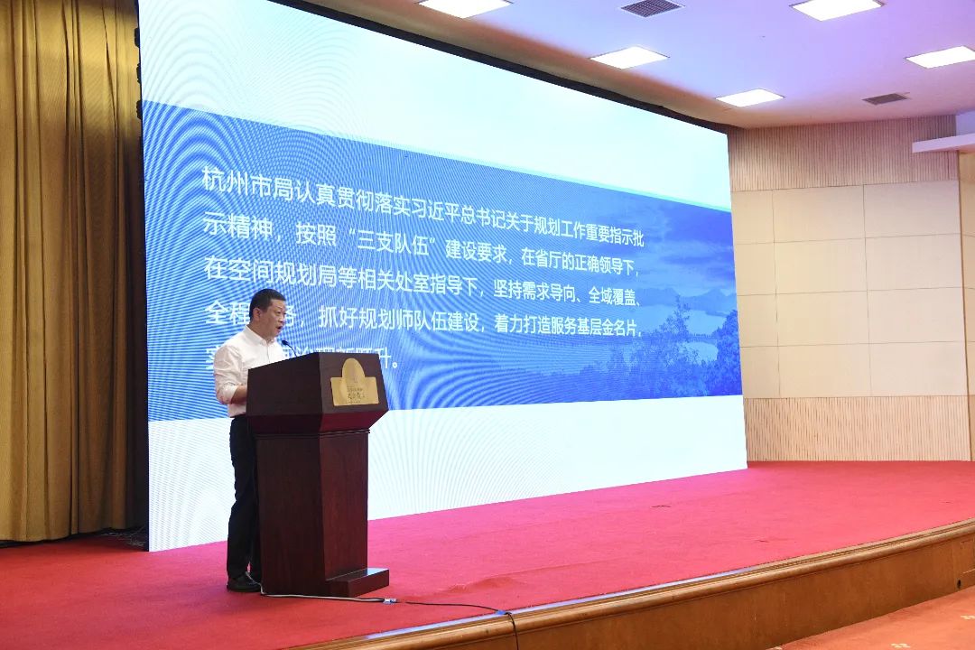 於卫国在全省驻镇村规划服务推进会上介绍杭州工作经验