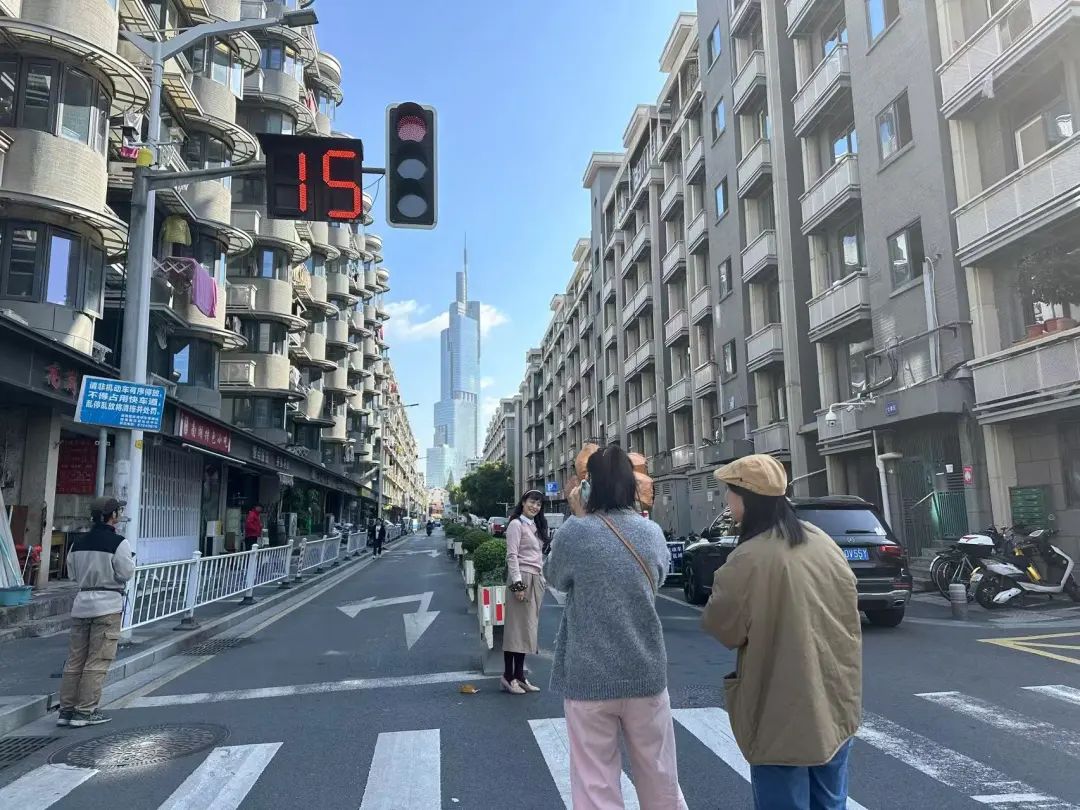 适老巧设计，网红打卡街装了部“隐形”电梯