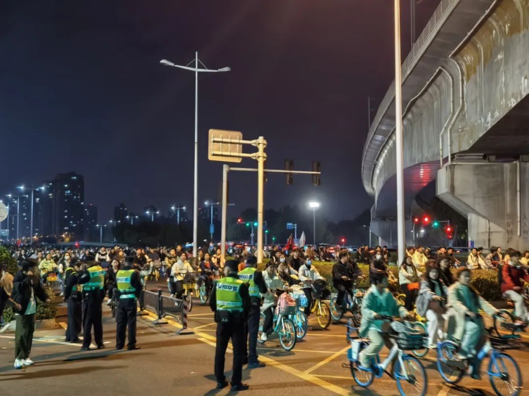投稿 | 青春没有售价,夜骑开封拿下——城市夜骑出圈的思考 投稿 | 青春没有售价,夜骑开封拿下——城市夜骑出圈的思考