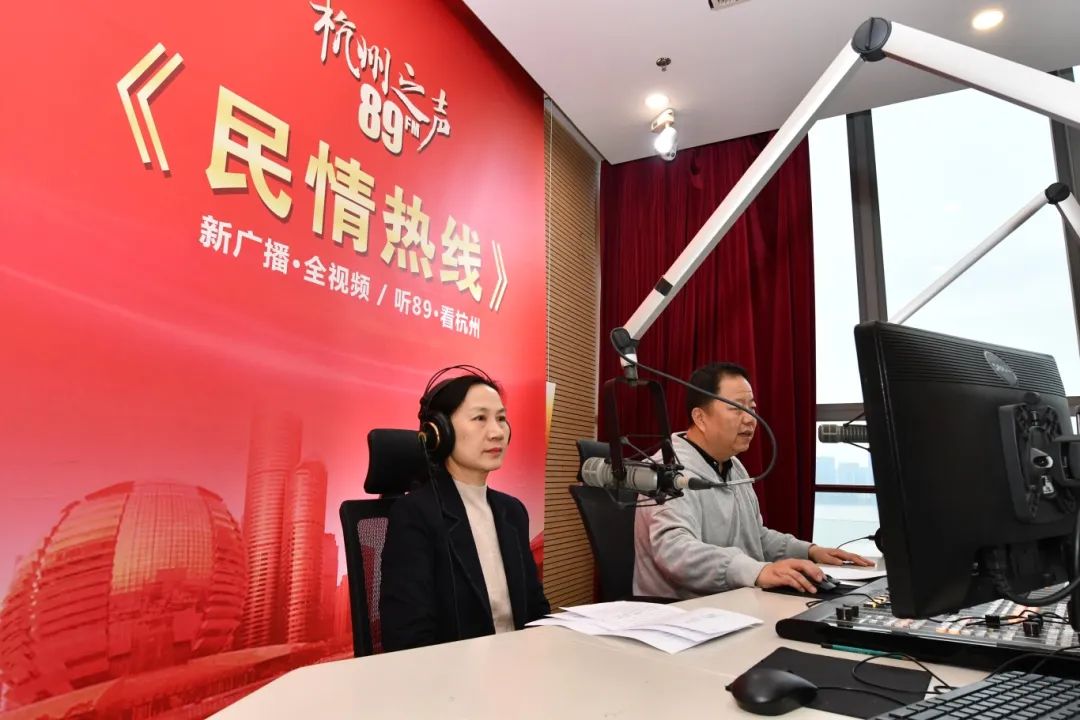 市局领导带队走进《民情热线》直播间 市局领导带队走进《民情热线》直播间