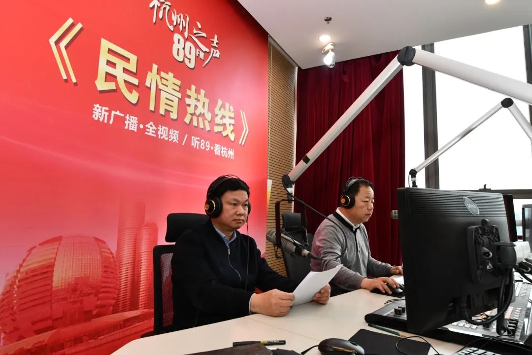 市局领导带队走进《民情热线》直播间 市局领导带队走进《民情热线》直播间