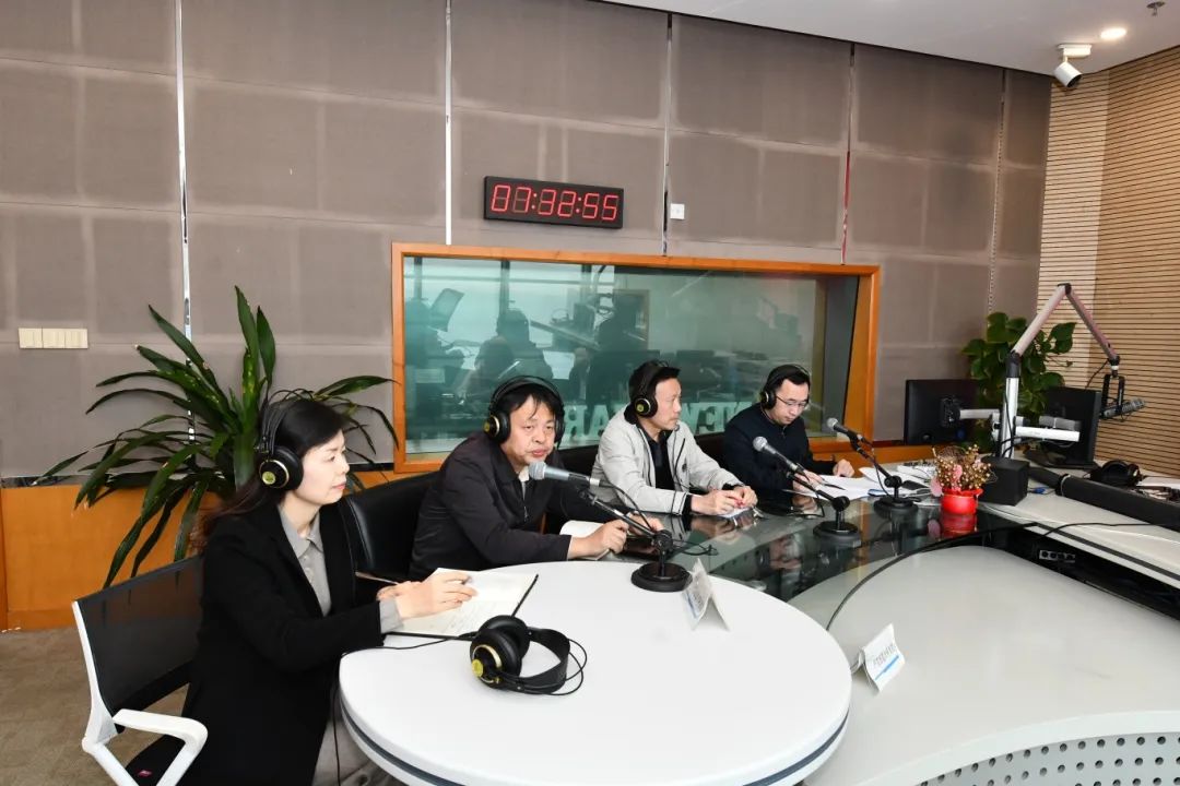 市局领导带队走进《民情热线》直播间 市局领导带队走进《民情热线》直播间
