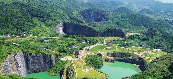 废弃矿坑变身“小九寨”,重庆铜锣山生态修复的经验与启示|城市眼 废弃矿坑变身“小九寨”,重庆铜锣山生态修复的经验与启示|城市眼