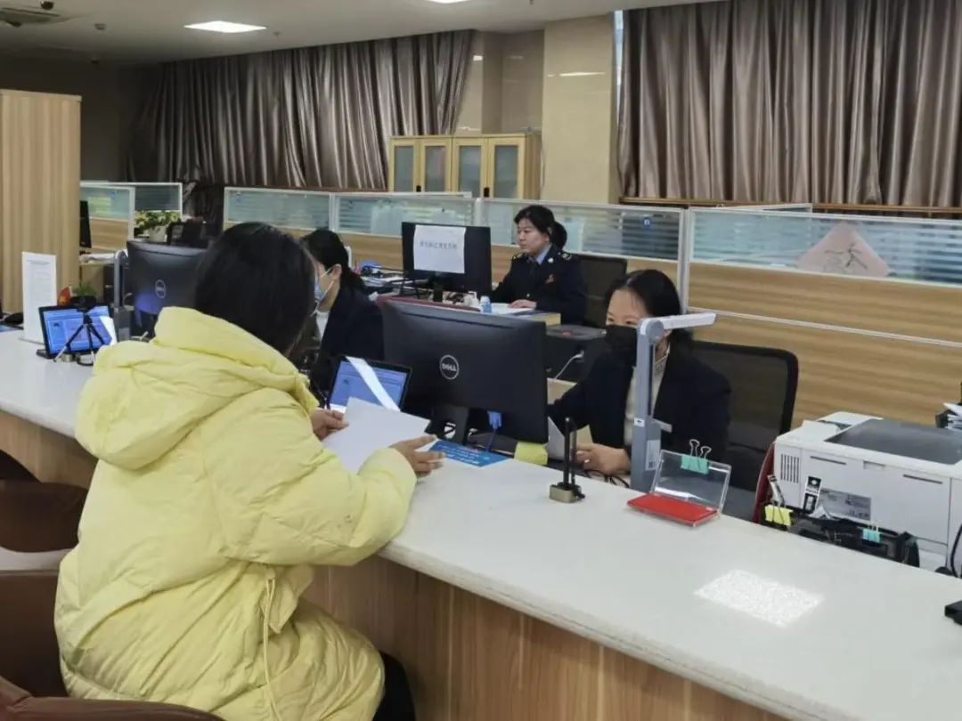 新政首日小高峰，桐庐不动产登记窗口“不打烊”
