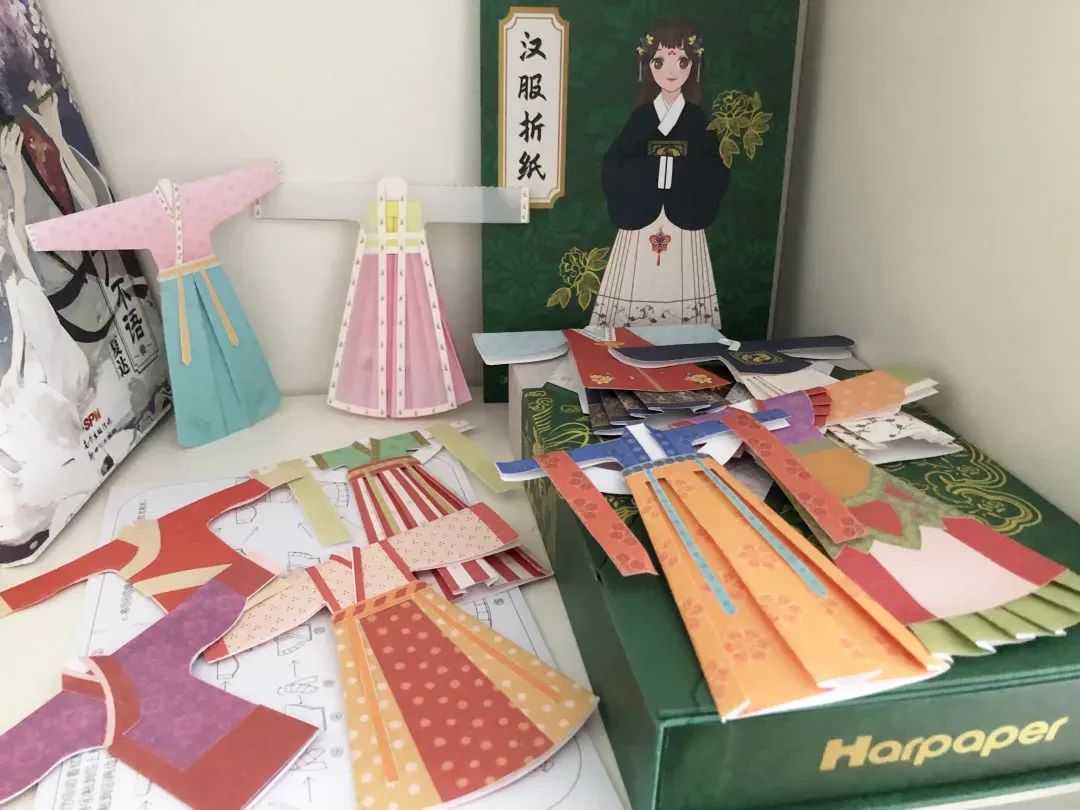 国风才是顶流啊！收到就能玩的汉服折纸套装，下单还赠立体笔筒！