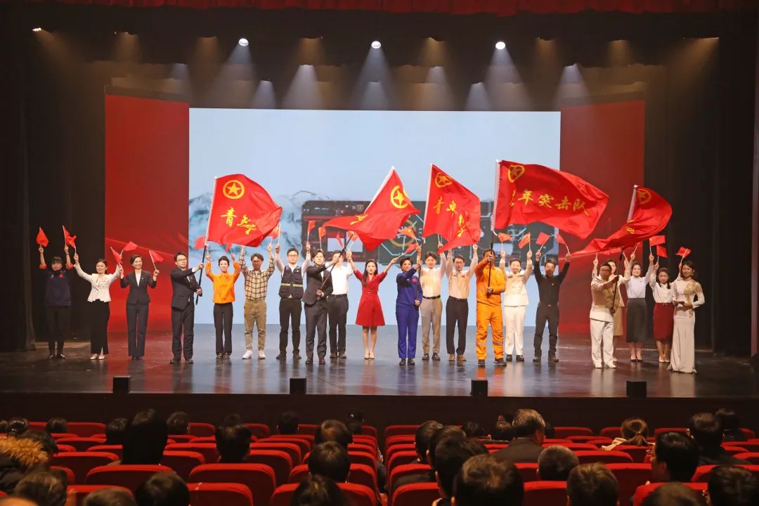 自然资源系统青年突击队先进事迹巡回宣讲活动暨授旗仪式在京举行