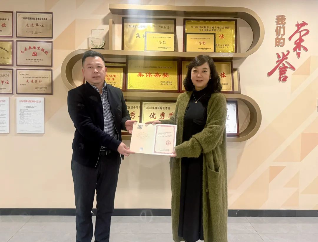 西湖区发放首本林权类不动产权证书