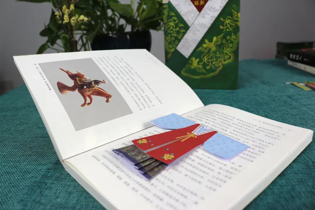 国风才是顶流啊！收到就能玩的汉服折纸套装，下单还赠立体笔筒！